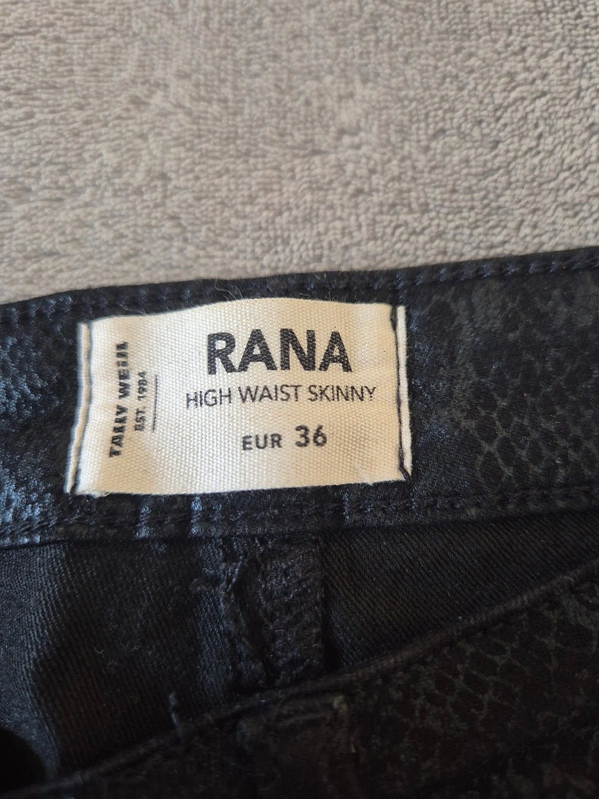 Pantalones pitillo de cintura alta con estampado de serpiente negra - photo 4