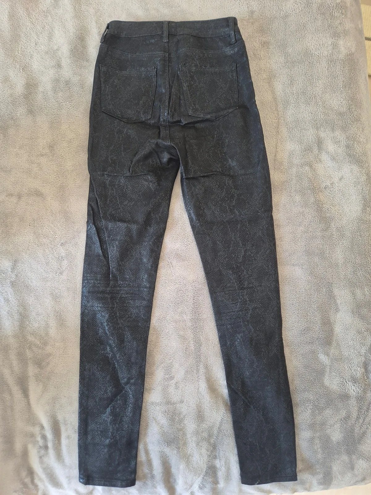 Pantalones pitillo de cintura alta con estampado de serpiente negra - photo 2