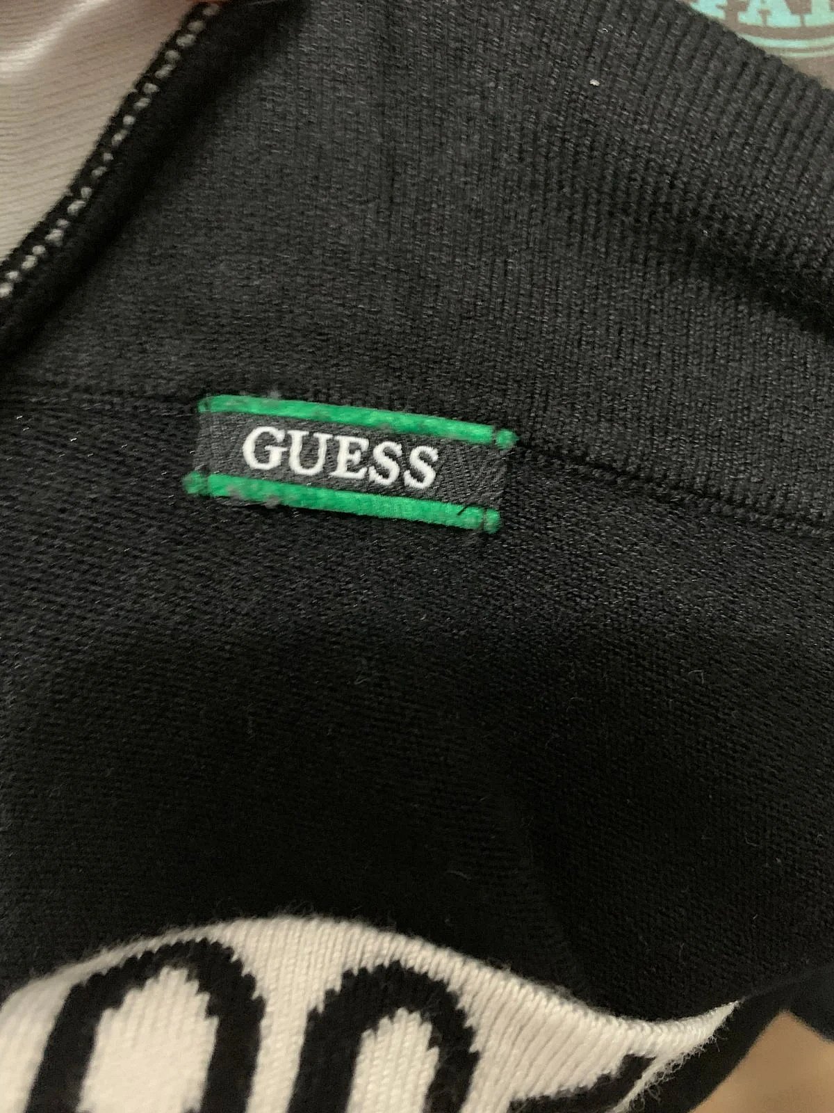 Ġamper bil-Logo Monokromatiku ta' Guess - photo 6