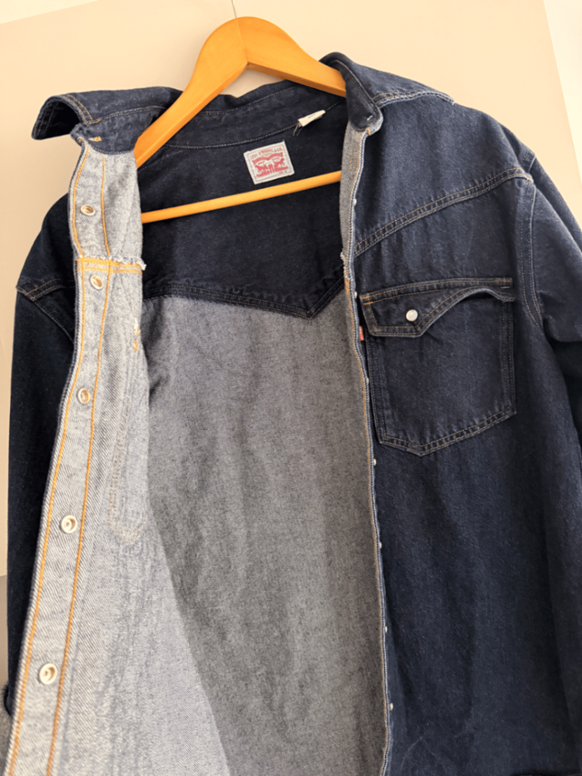 Qmis/Ġakketta tad-Denim Levi's b'Ħasil Skur - photo 4
