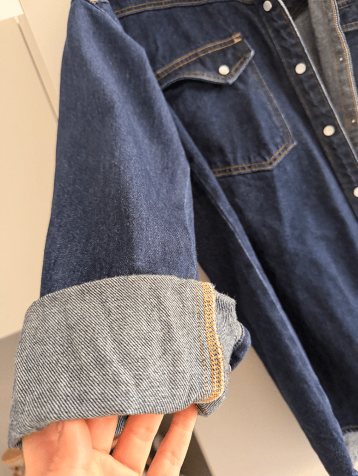 Qmis/Ġakketta tad-Denim Levi's b'Ħasil Skur - photo 2