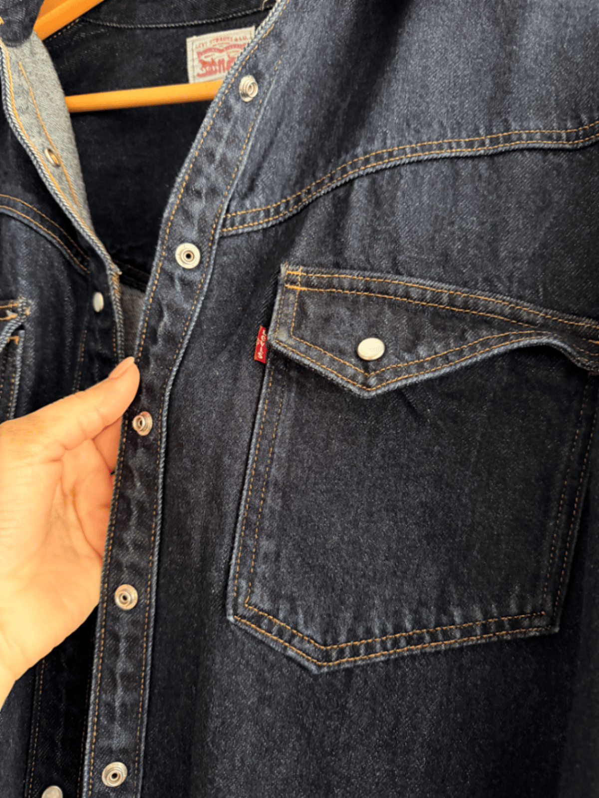 Qmis/Ġakketta tad-Denim Levi's b'Ħasil Skur - photo 3