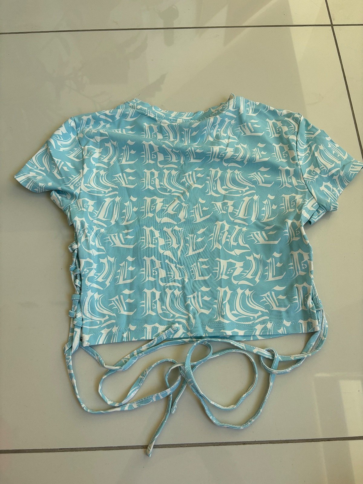 Top corto con stampa grafica e lacci di Bershka - photo 2