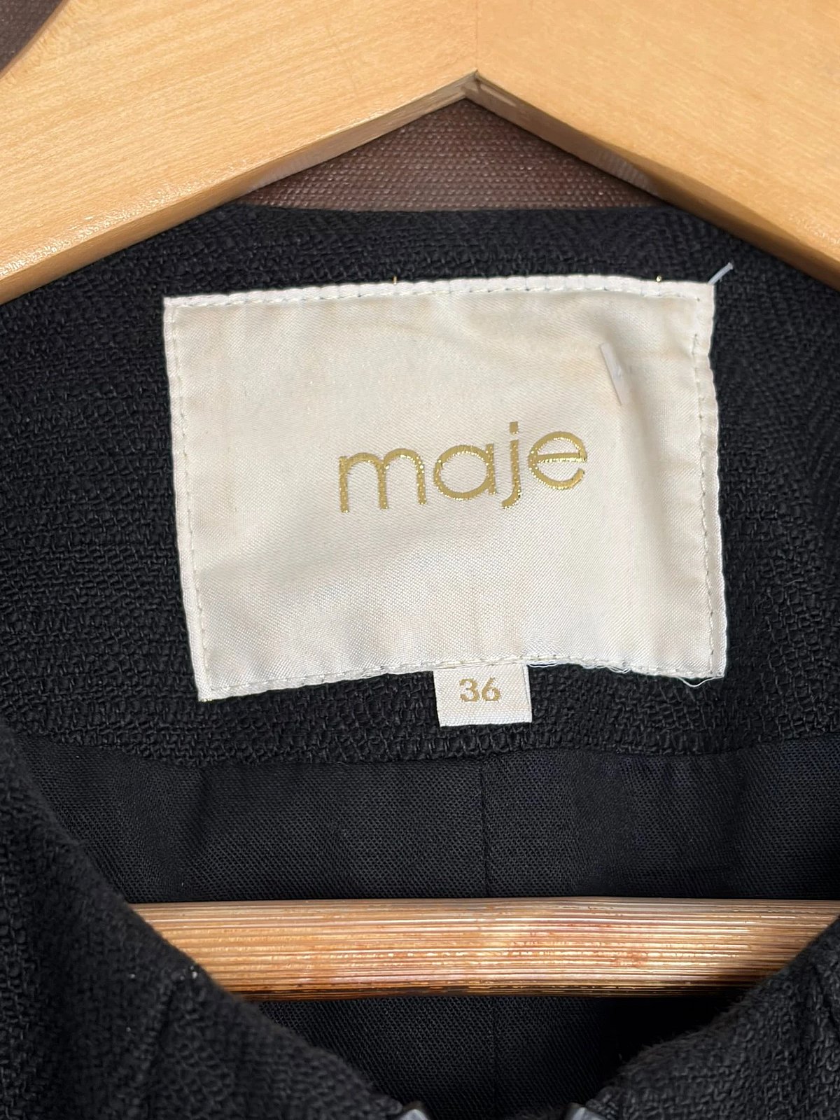 Abrigo negro con hombros acolchados de Maje - photo 7