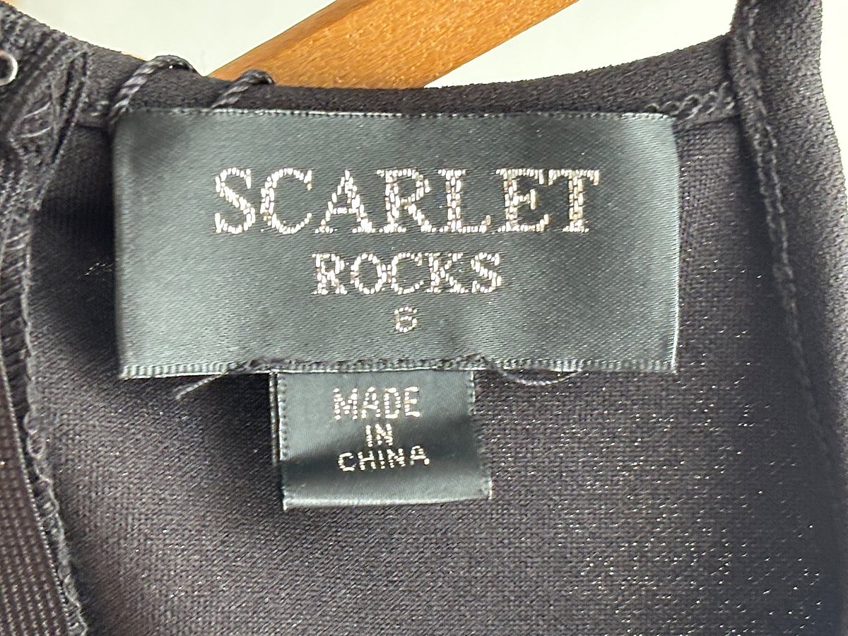 Ilbies Iswed u Deheb ta' Scarlet Rocks - photo 3