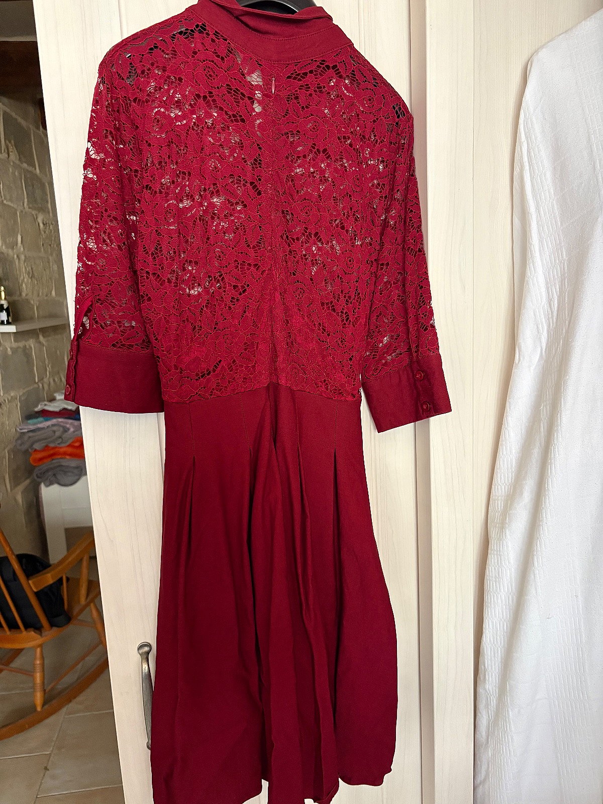 Vestido camisero con detalles de encaje rojo - photo 2