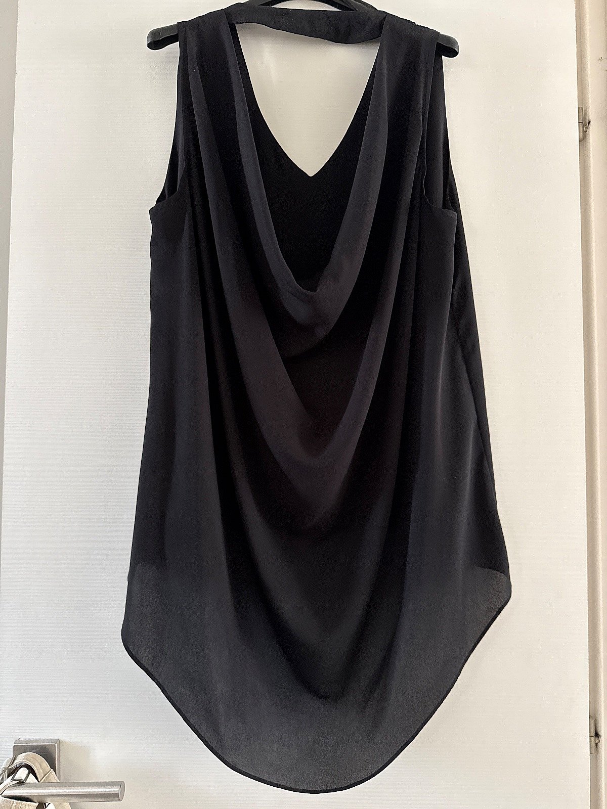 Top negro con cuello vuelto drapeado de batik - photo 2