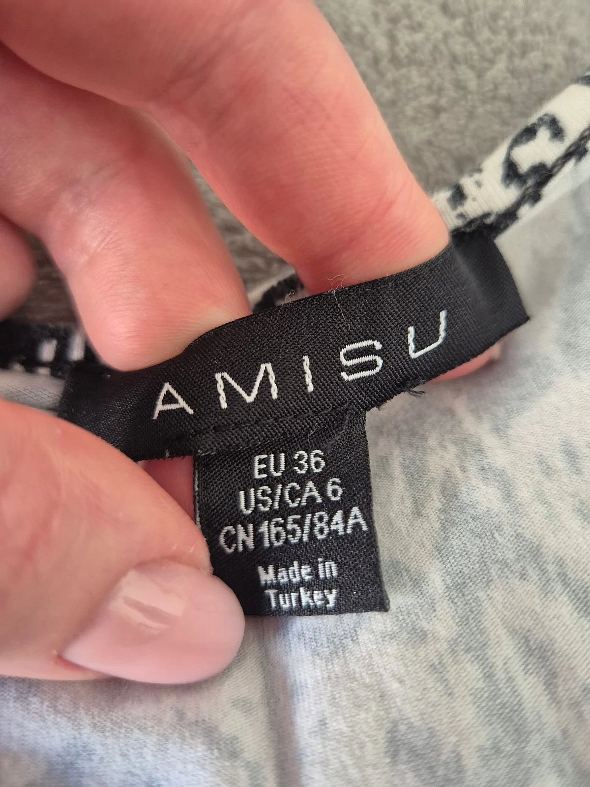 Mini abito aderente stampato in bianco e nero - photo 2