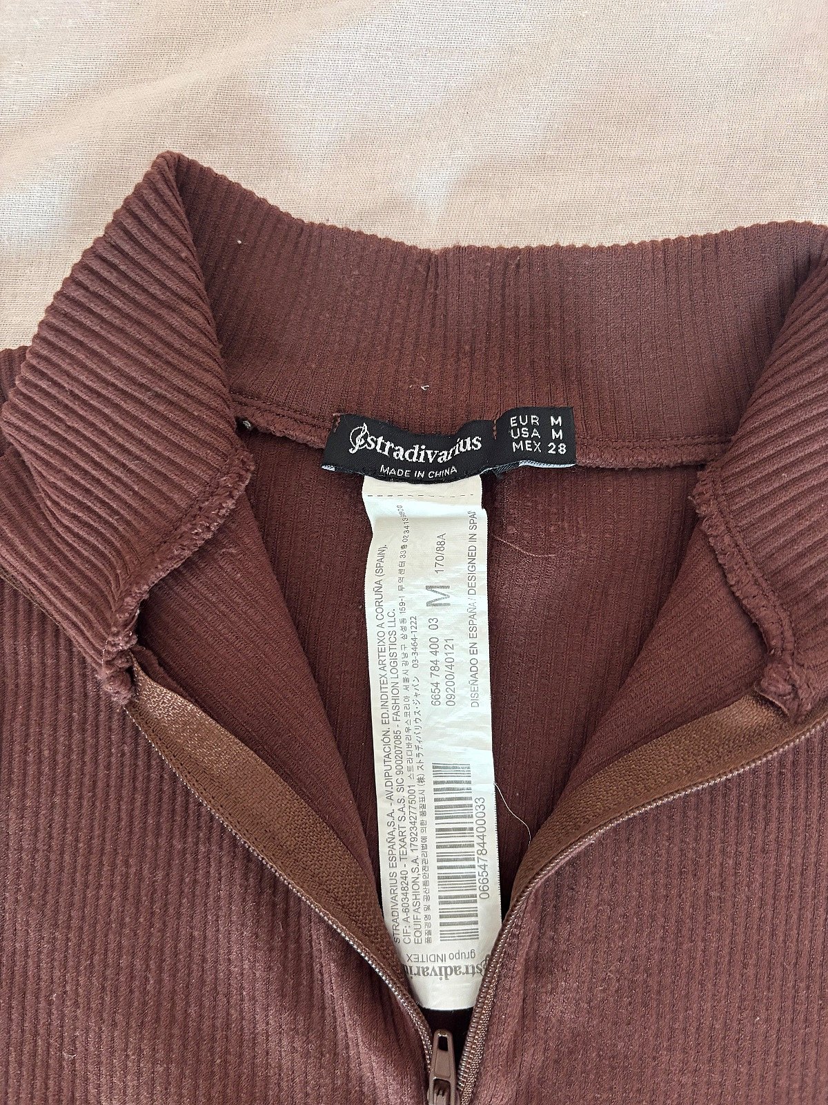 Top curto com decote halter, com fecho e padrão canelado da Stradivarius - photo 2