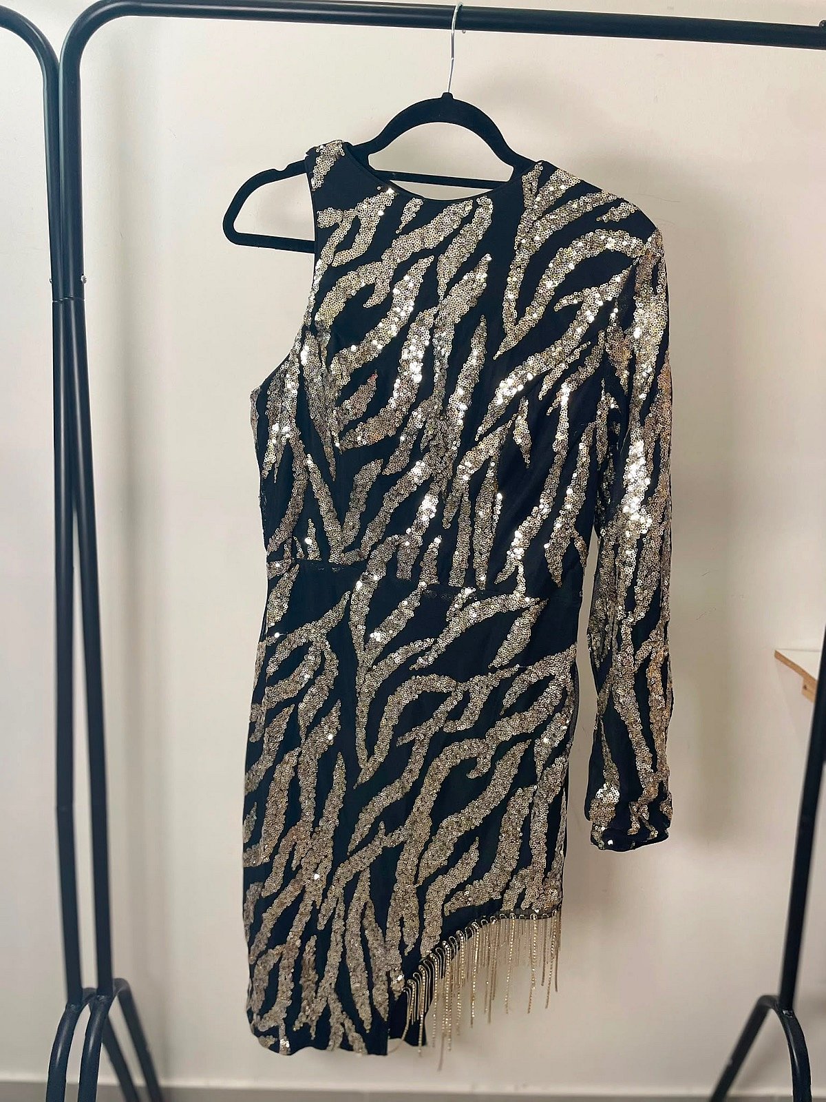Vestido de um ombro só com lantejoulas - photo 2