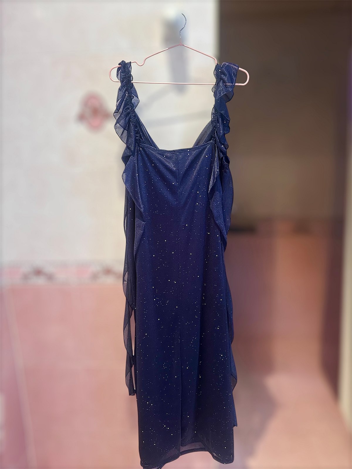 Vestido largo de color liso con cuello de red, volantes y bajo con lentejuelas, de Cider, para tallas curvas y tallas grandes - photo 2