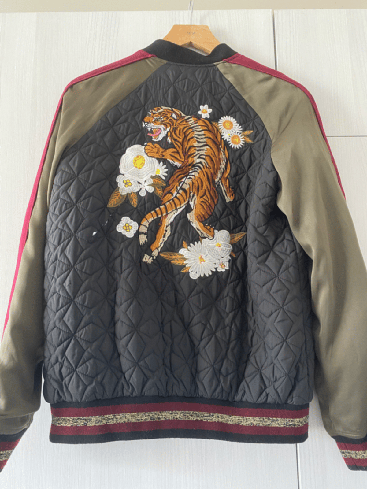 Giacca bomber trapuntata con ricamo a forma di tigre - photo 2
