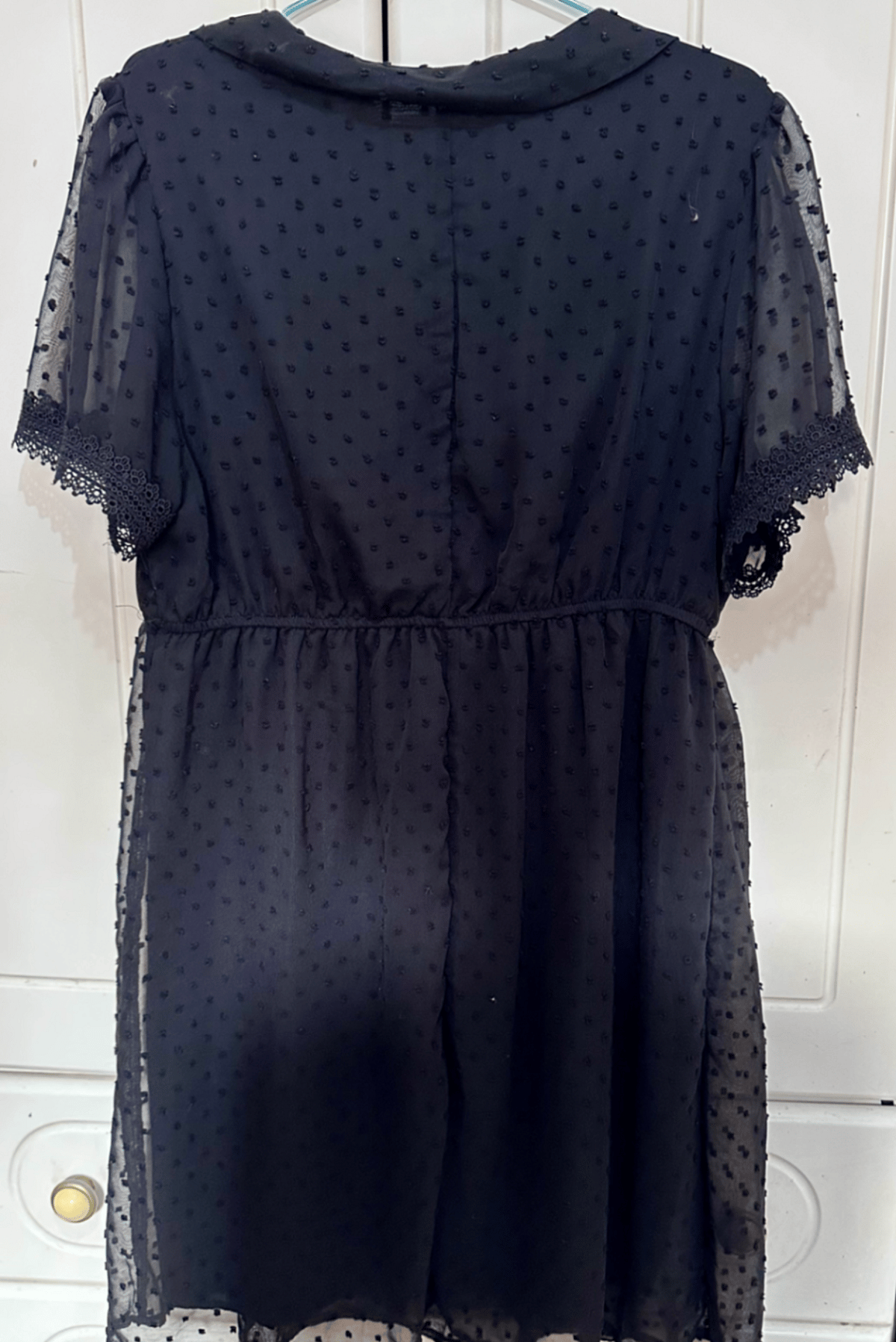 Ilbies taċ-Chiffon bit-tikek suwed - photo 2