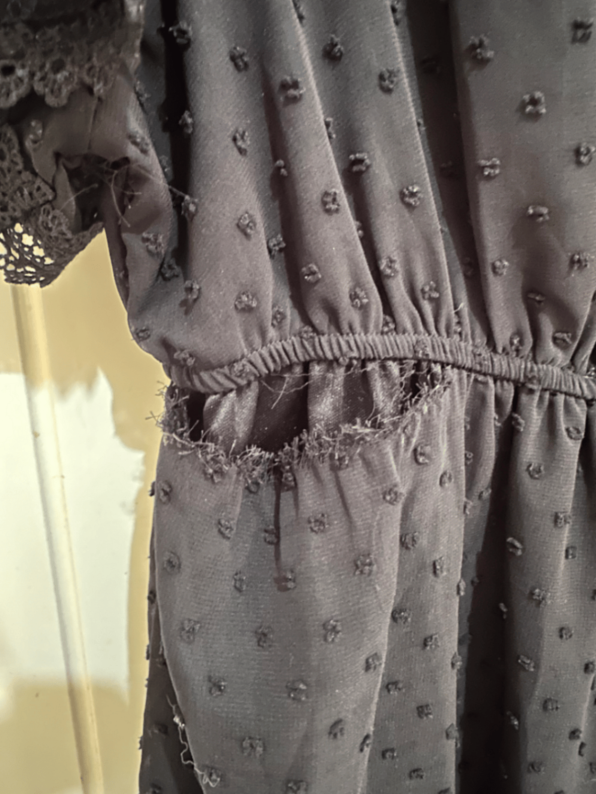 Ilbies taċ-Chiffon bit-tikek suwed - photo 3