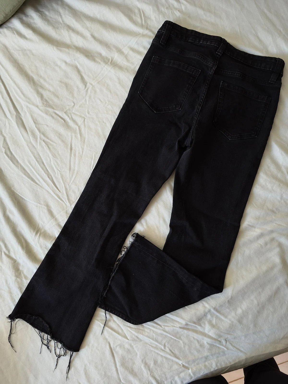 Jeans Iswed Imwessa’ Maqtugħin - photo 2
