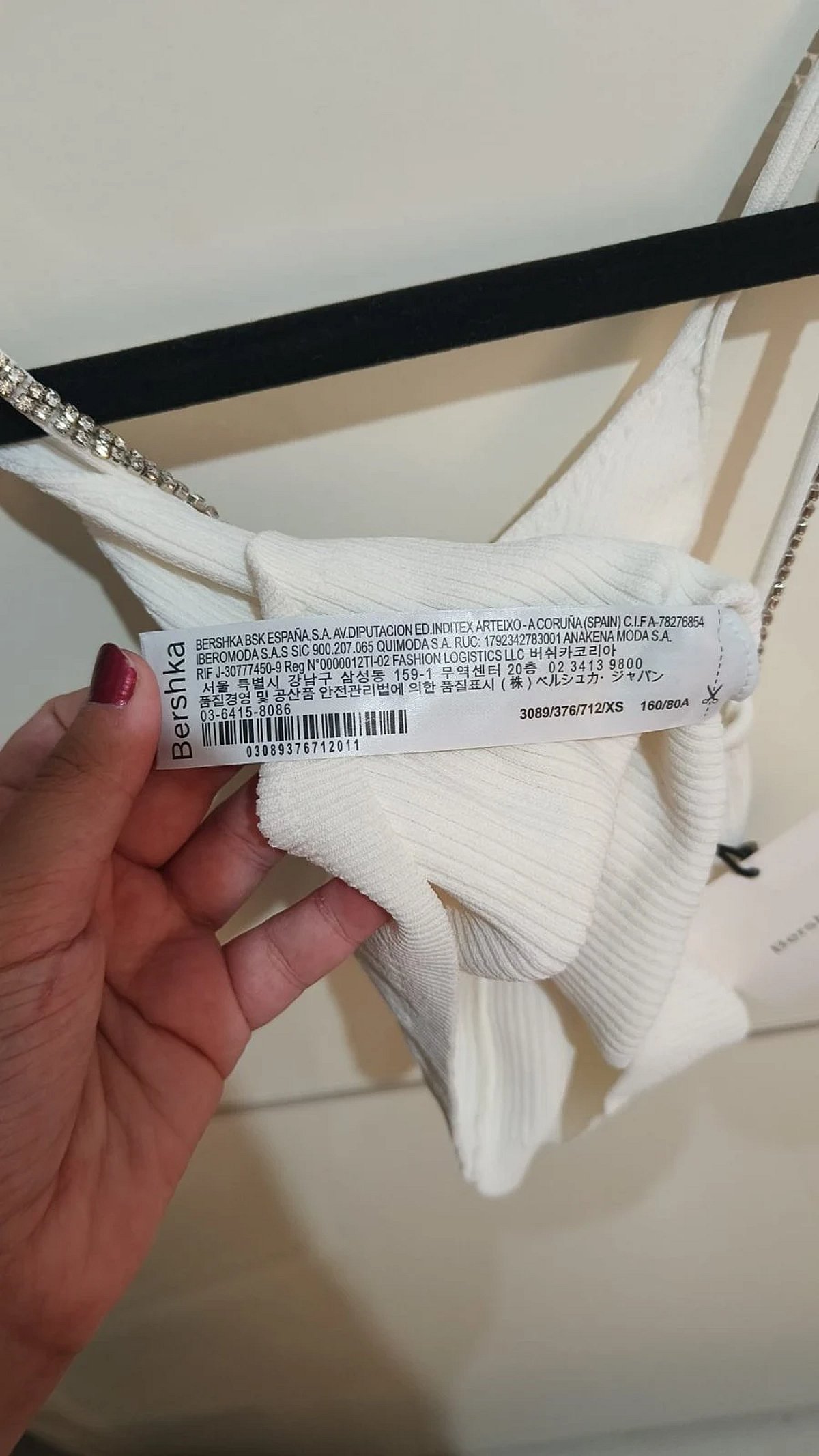 Top curto com nervuras e alças com strass brancos - photo 2