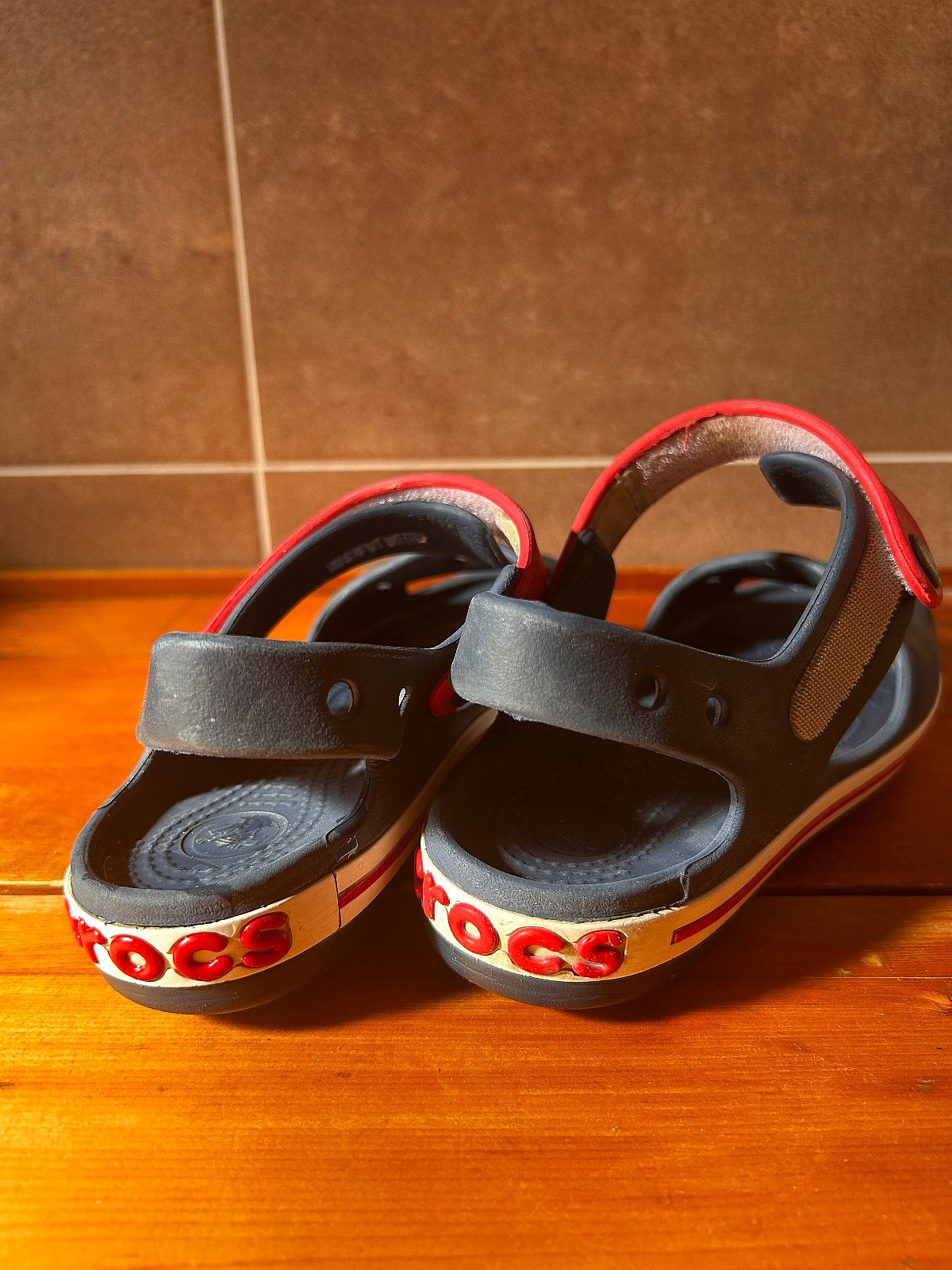 Sandlijiet Crocs għat-tfal aħmar skur - photo 2