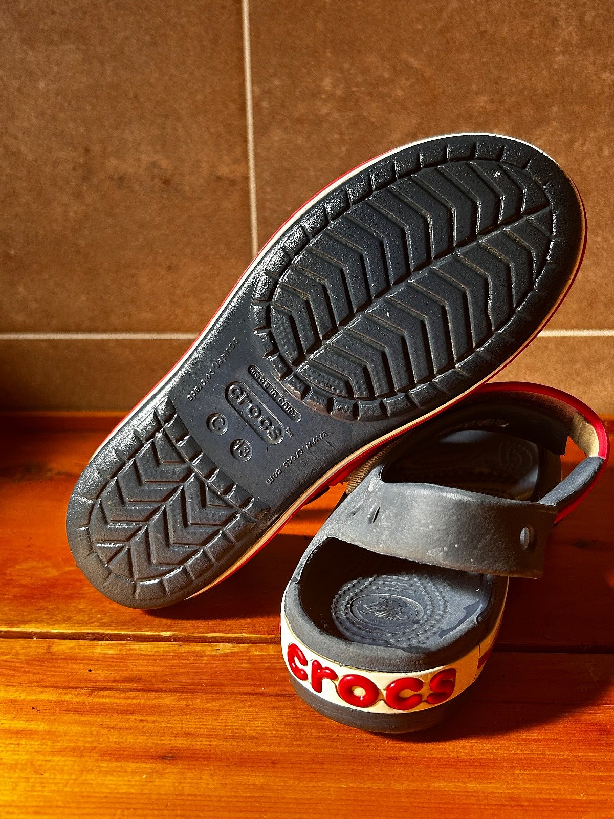 Sandlijiet Crocs għat-tfal aħmar skur - photo 3