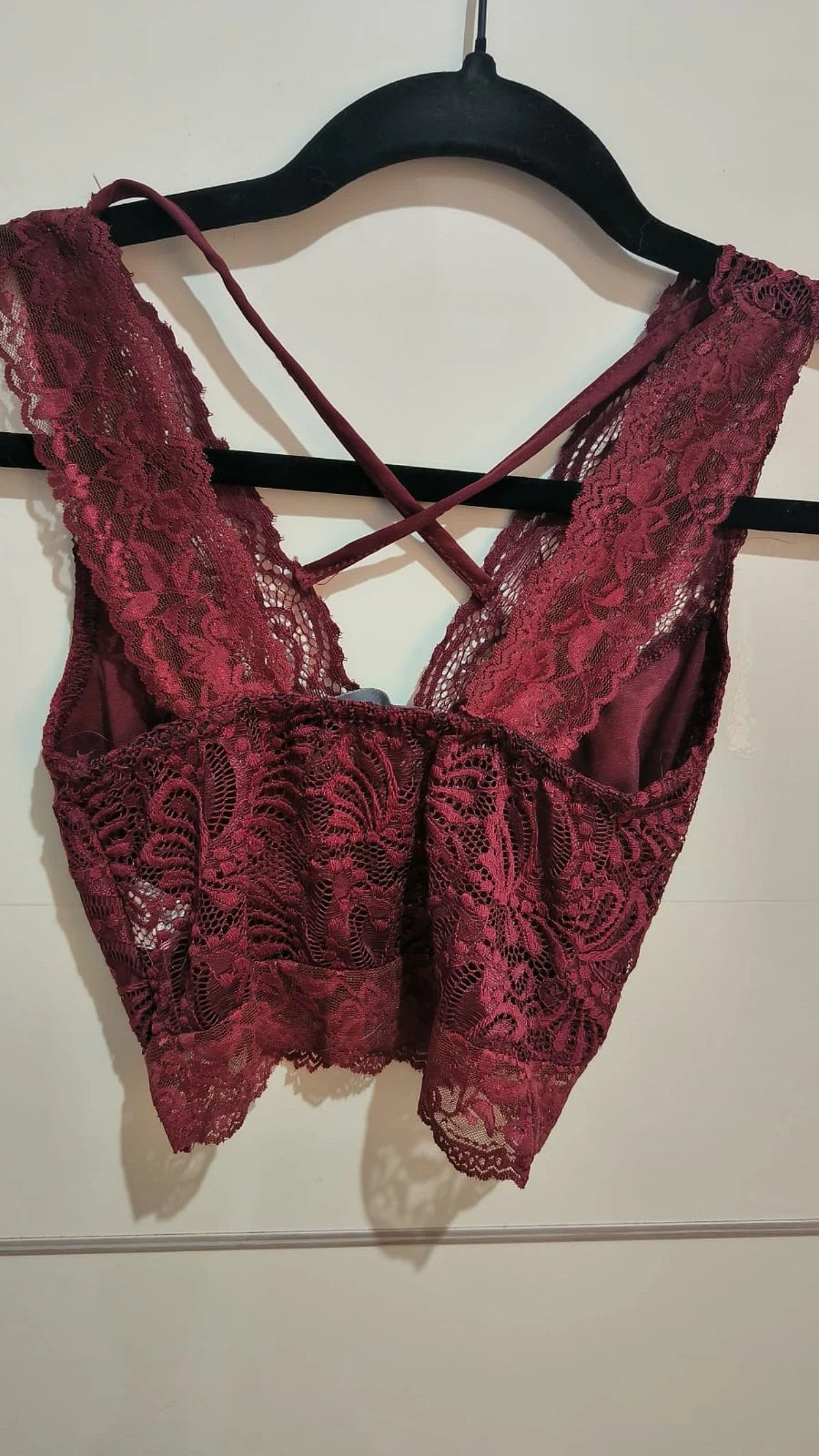 Top corto tipo bralette de encaje color burdeos - photo 2