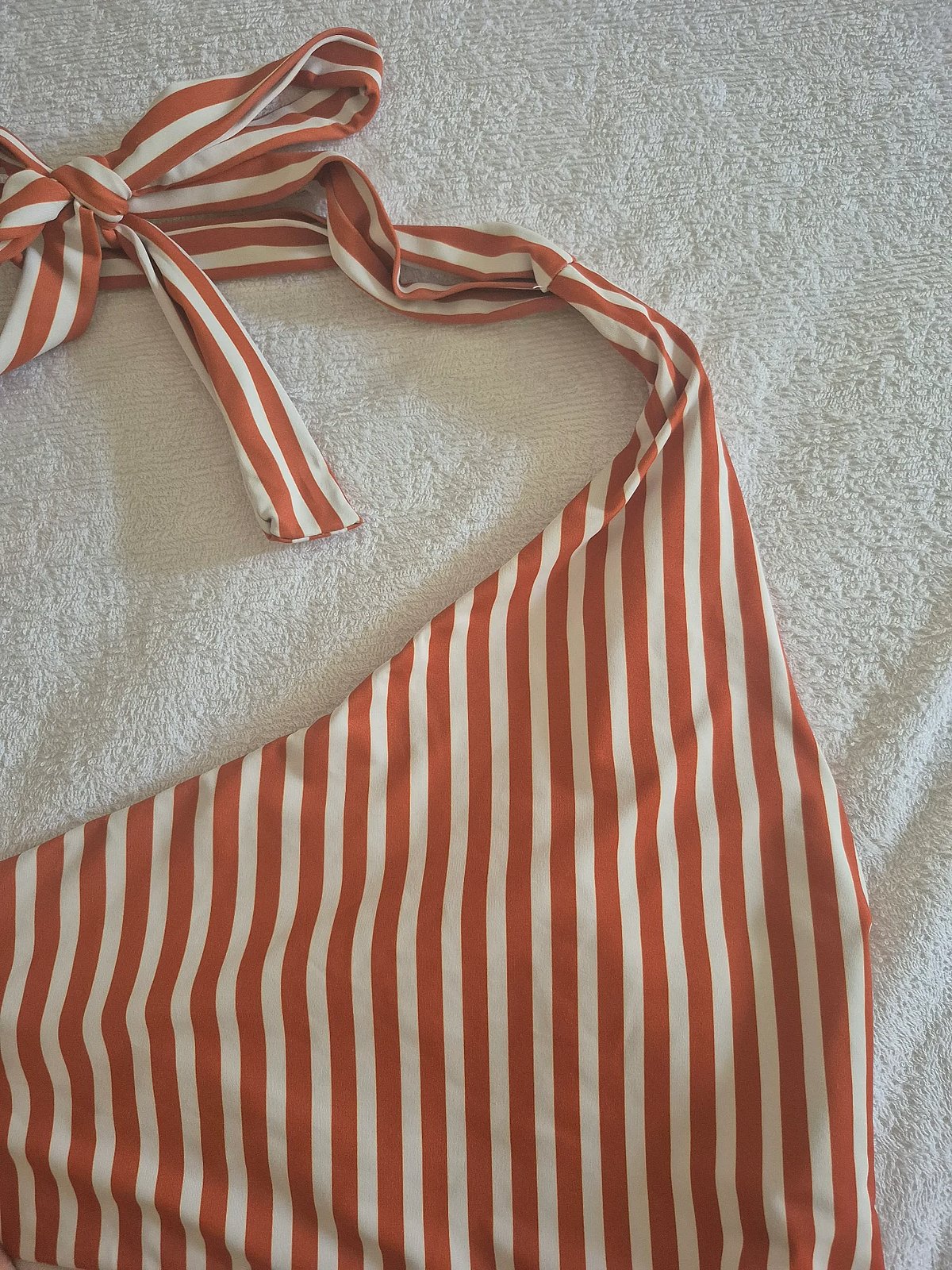 Traje de baño de un solo hombro a rayas - photo 3