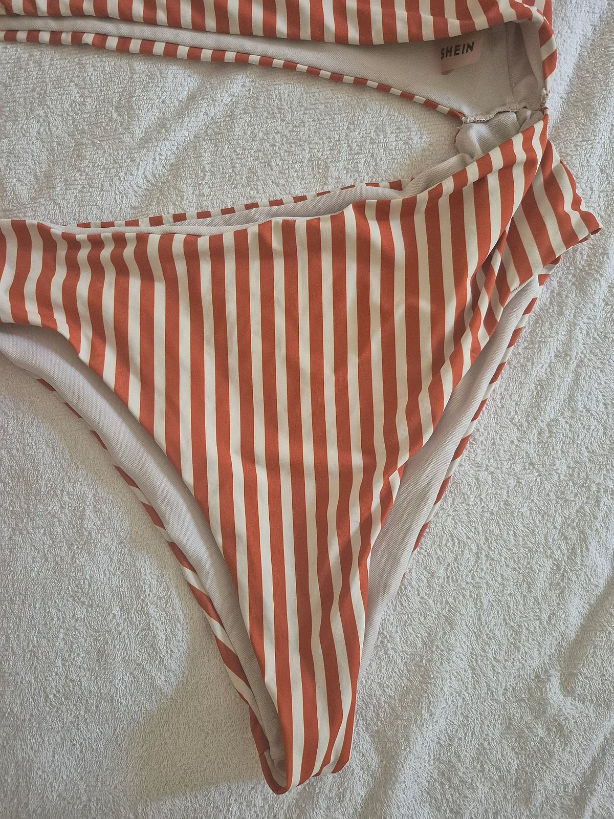 Traje de baño de un solo hombro a rayas - photo 4