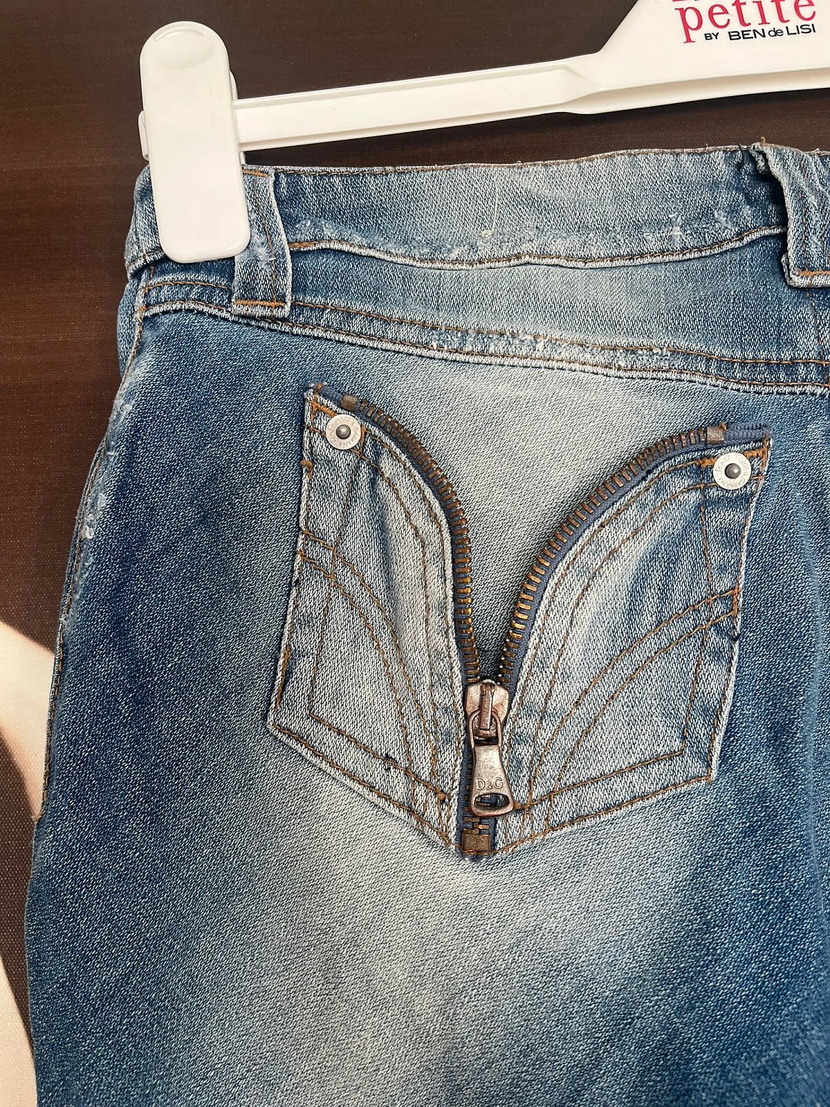 Jeans blu a gamba dritta con effetto consumato di Dolce & Gabbana - photo 7