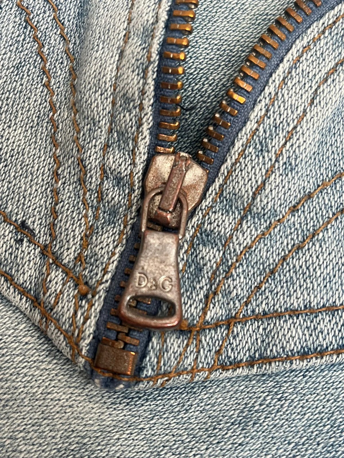 Jeans blu a gamba dritta con effetto consumato di Dolce & Gabbana - photo 5