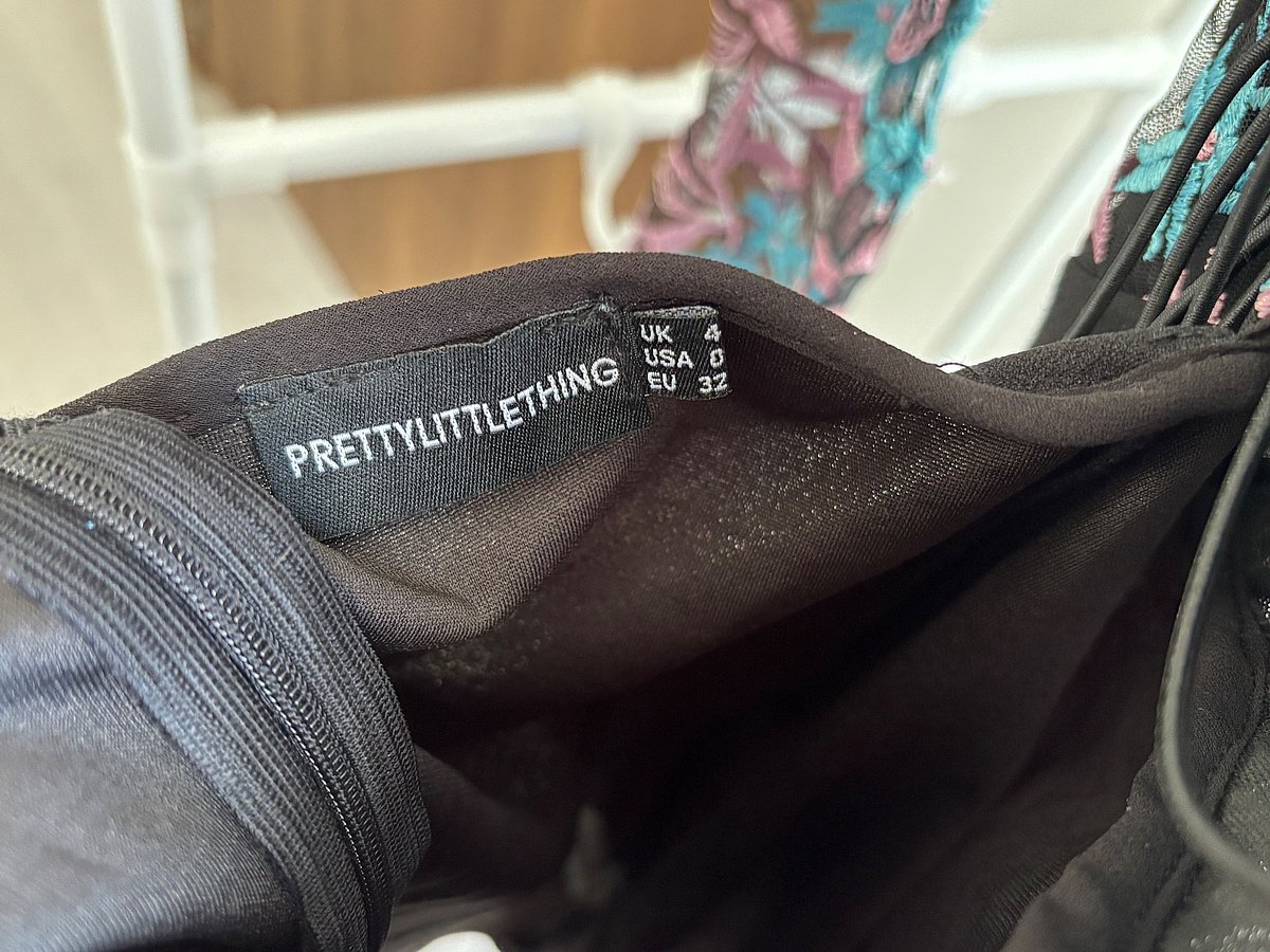 Ilbies ta' PrettyLittleThing b'Dettalji tal-Malja Irrakkmati - photo 3