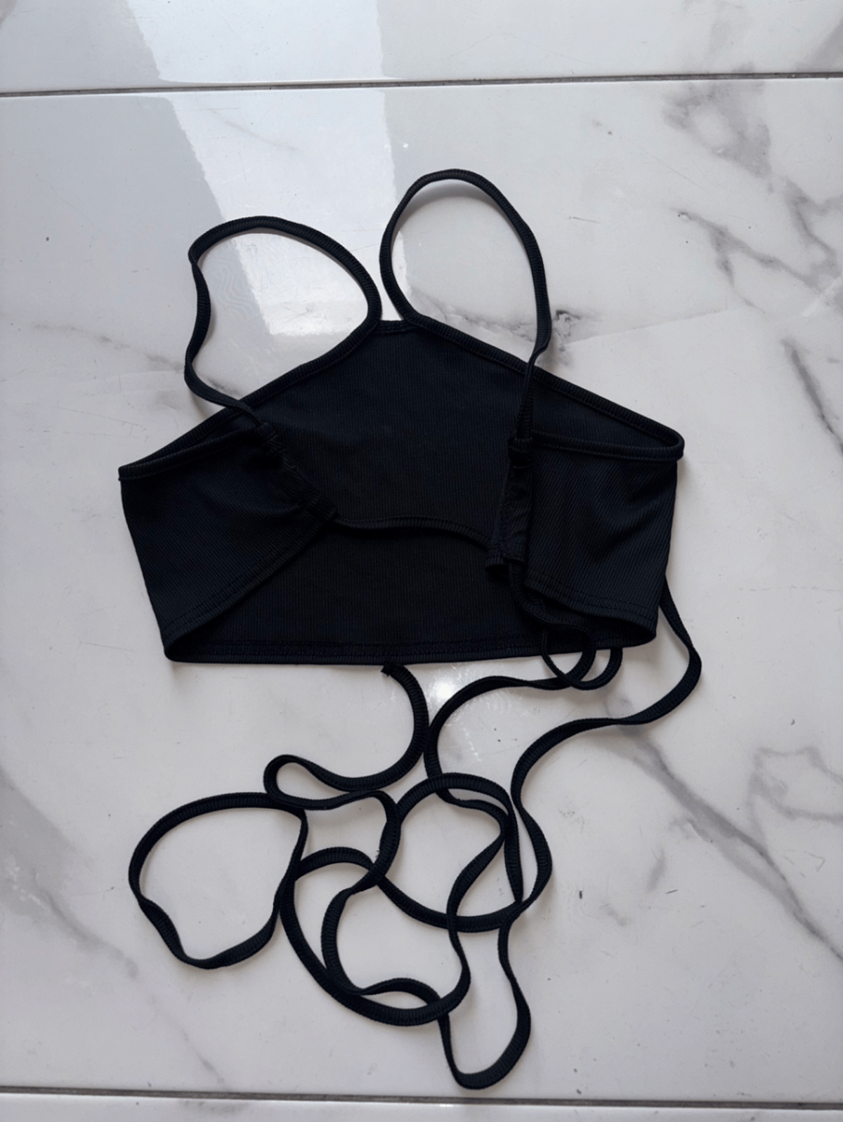 Top cropped canelado preto com decote halter - photo 2