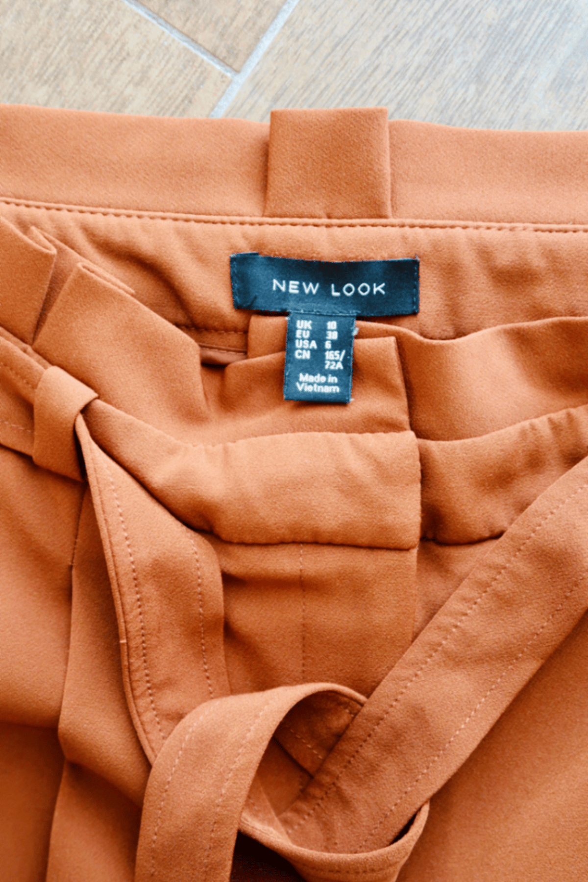 Pantalones color óxido de talle alto - photo 2