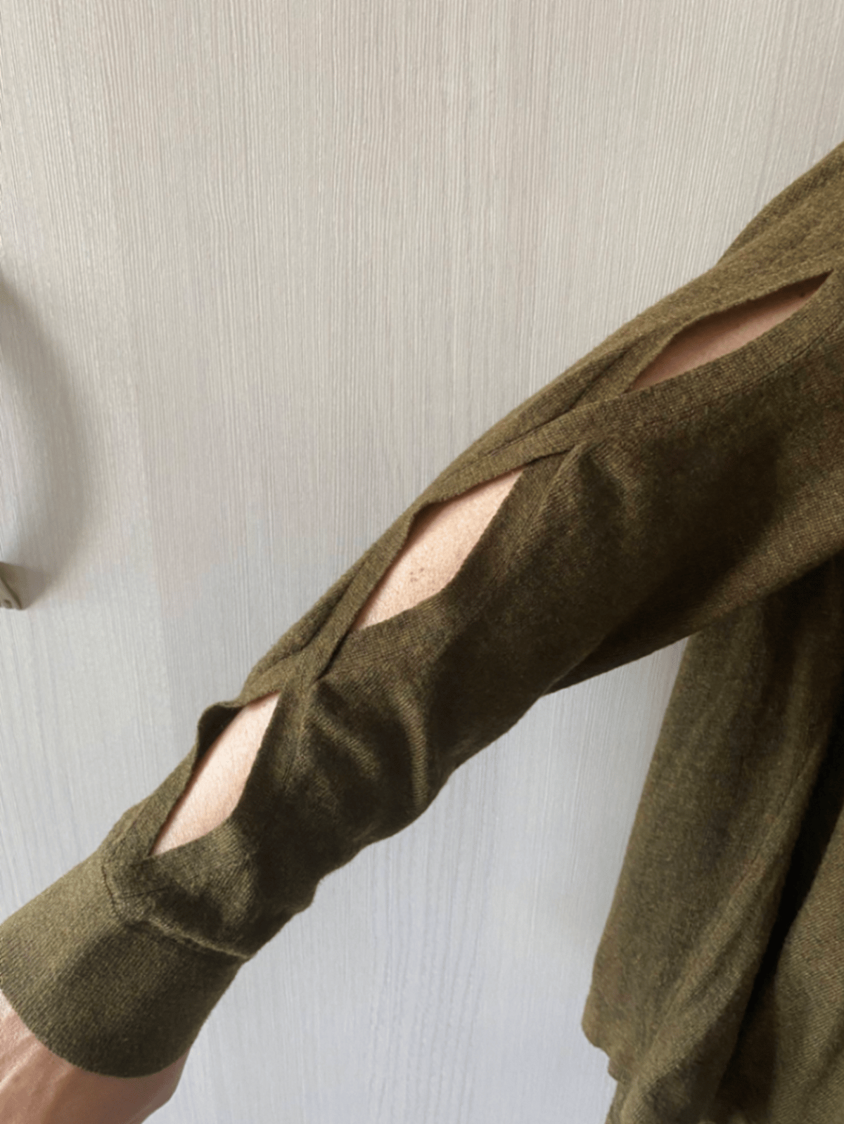 Maglione verde oliva con spalle scoperte - photo 4
