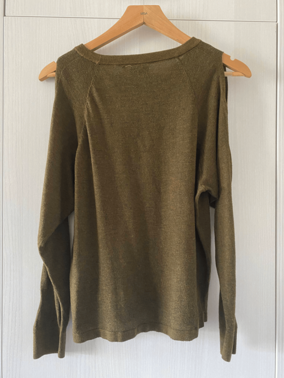 Maglione verde oliva con spalle scoperte - photo 2