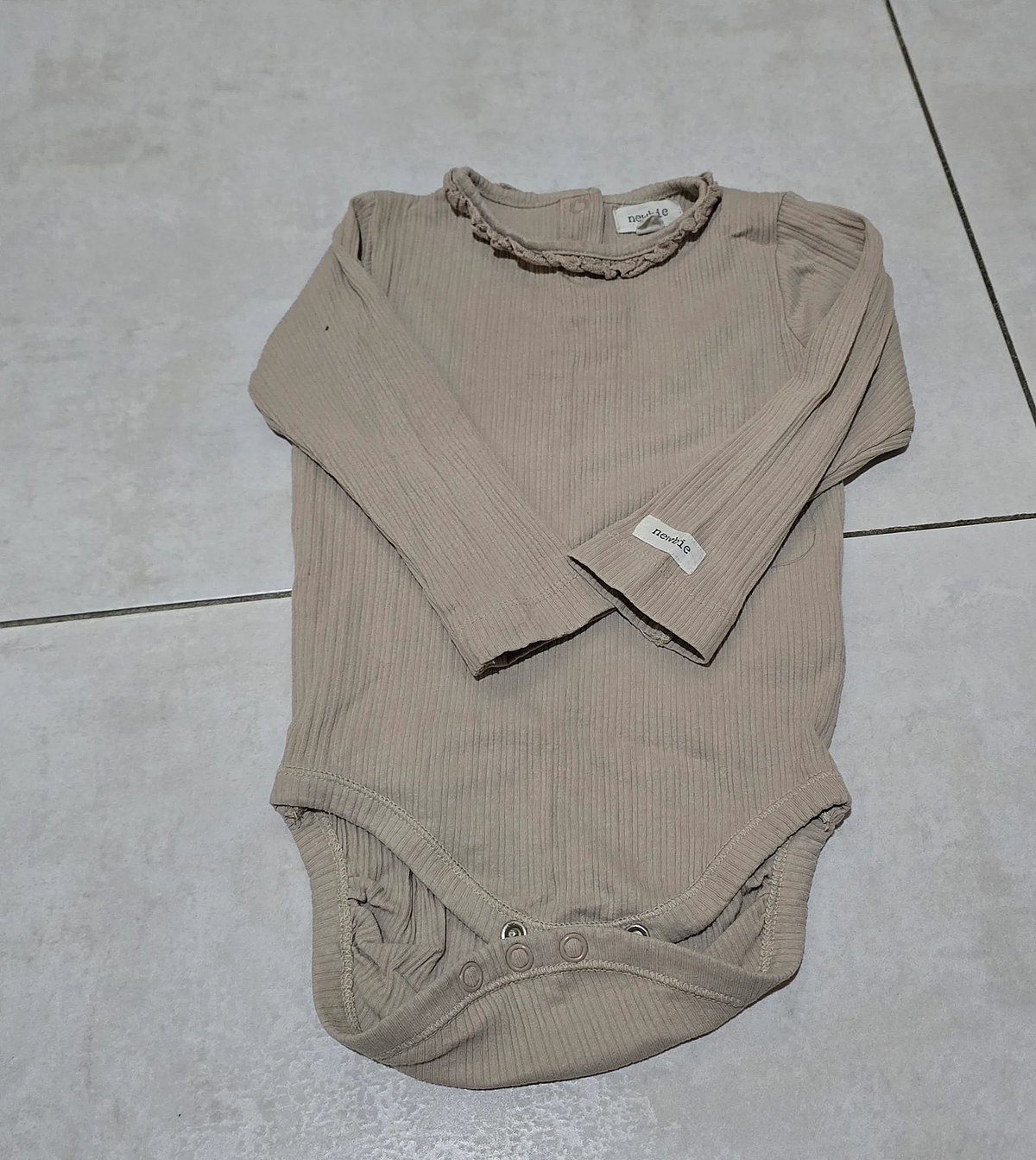 Bodysuit tat-trabi b'kmiem twal u kustiljat - photo 2
