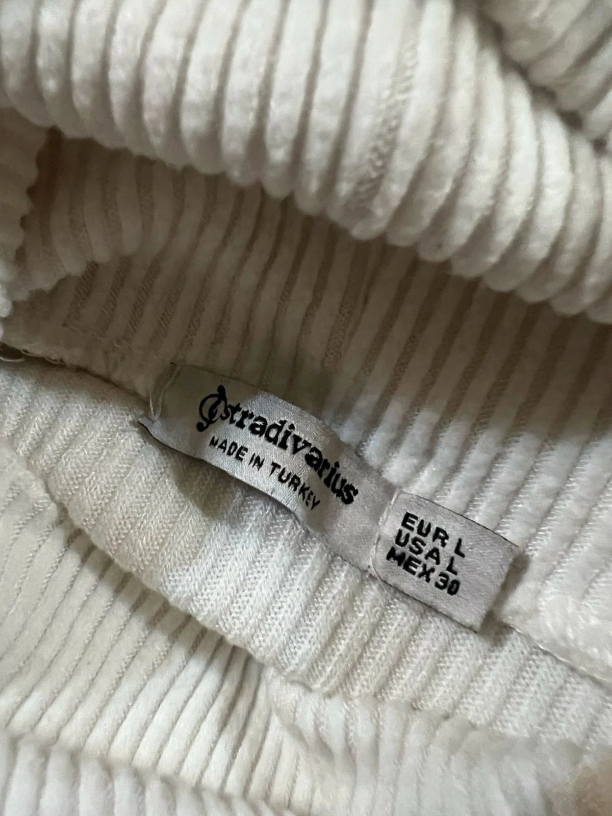 Sweater abjad b'għonq irrumblat u kustiljat - photo 2