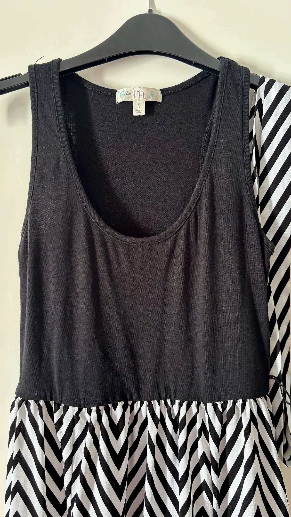 Vestido largo sin mangas con estampado de chevrón monocromático - photo 2