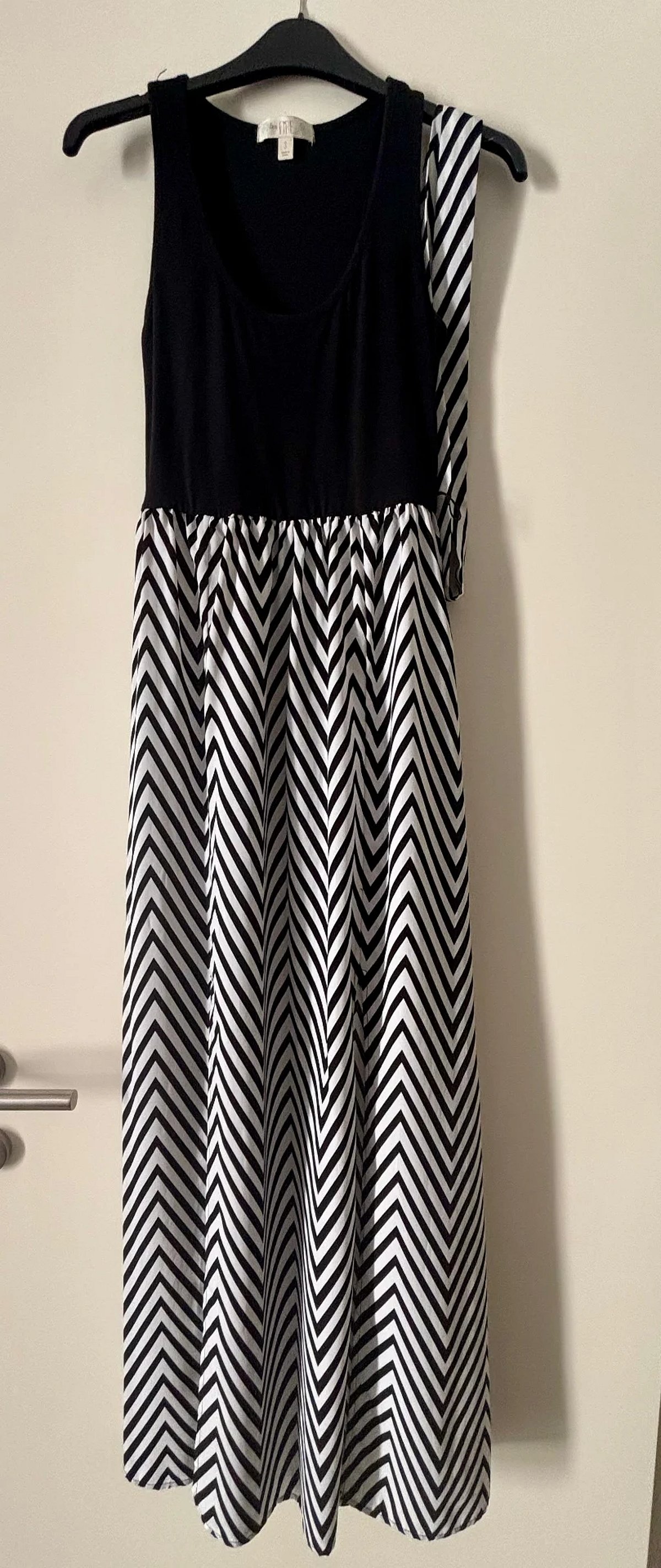 Vestido largo sin mangas con estampado de chevrón monocromático - photo 3