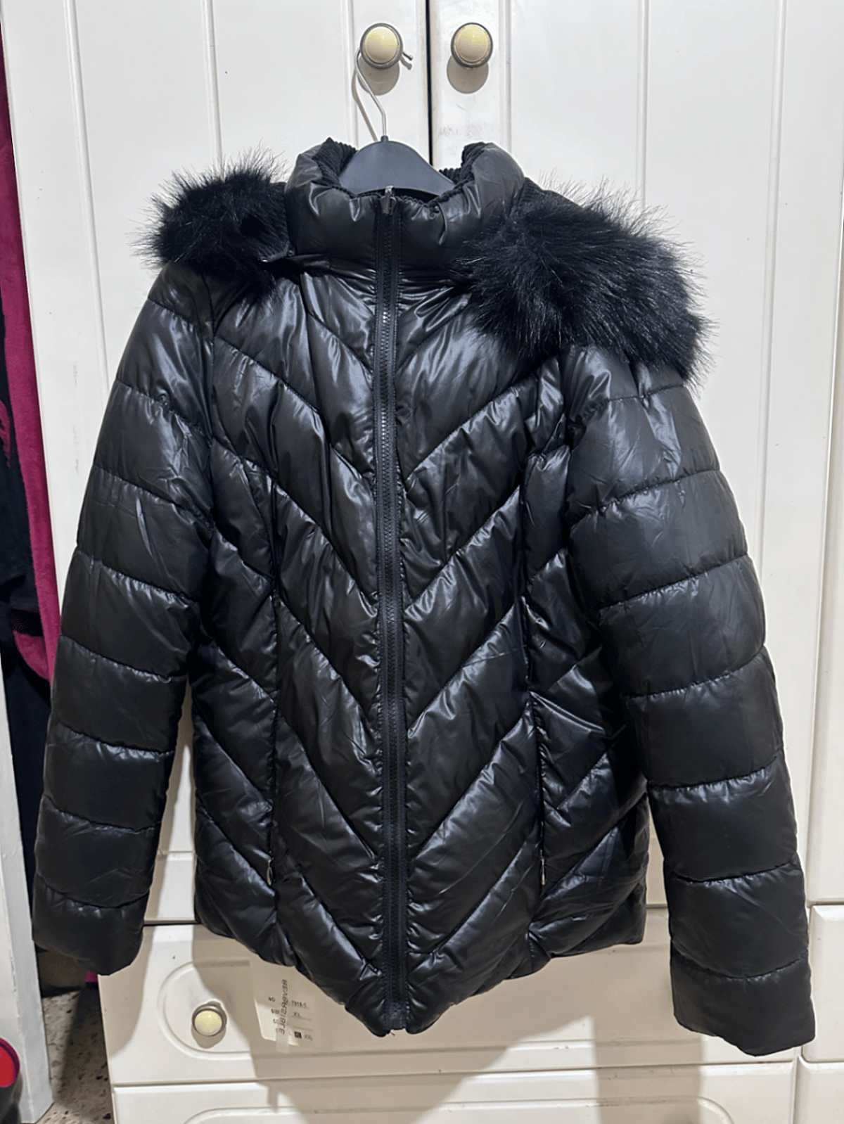 Chaqueta reversible con capucha de pelo sintético en color negro - photo 4
