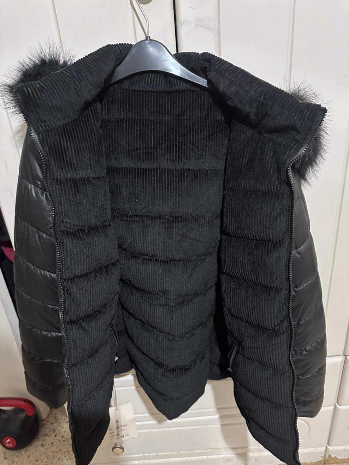 Chaqueta reversible con capucha de pelo sintético en color negro - photo 2