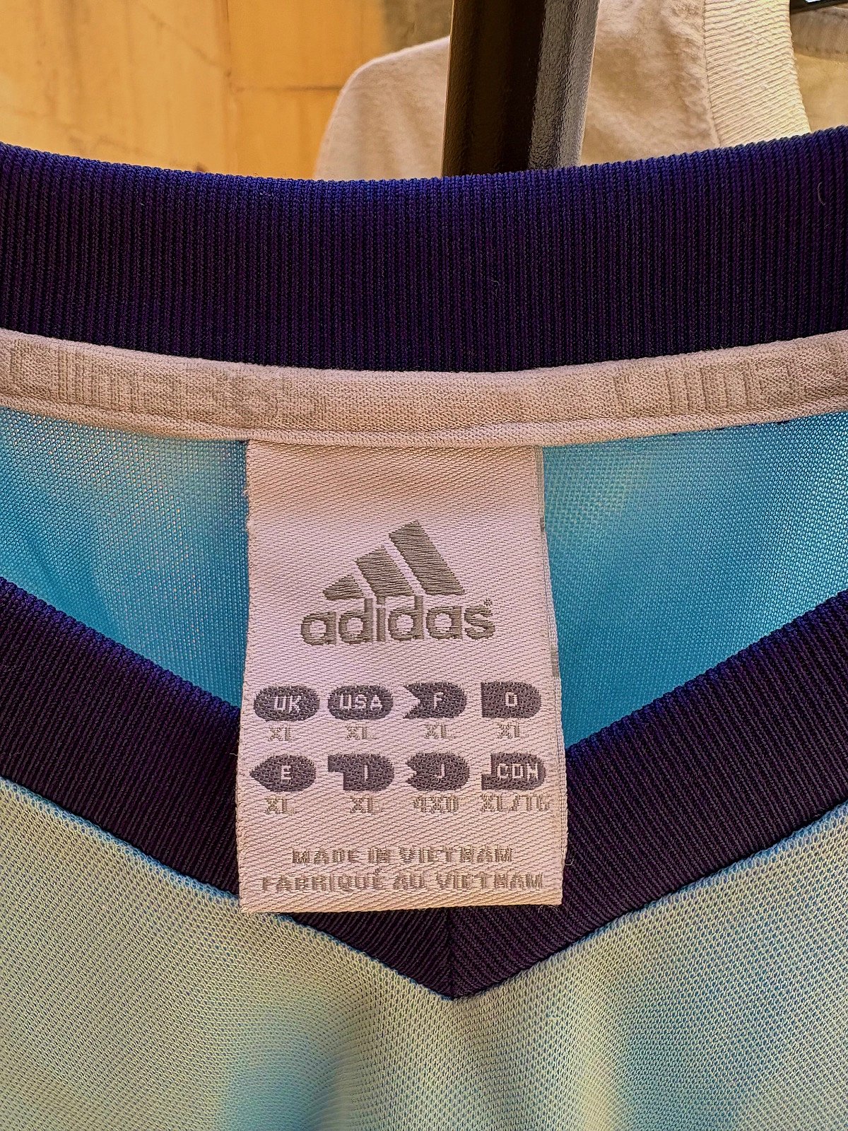 Camiseta deportiva Adidas Climalite con cuello en V - photo 4