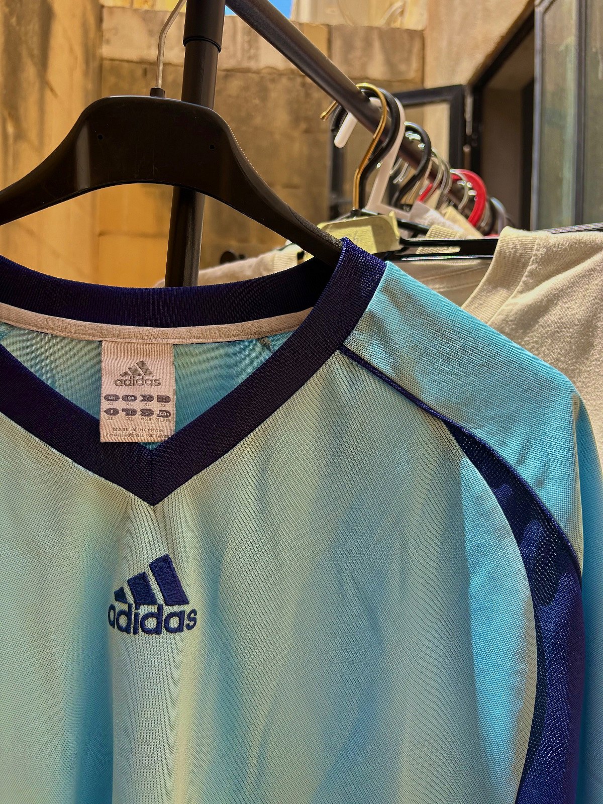 Camiseta deportiva Adidas Climalite con cuello en V - photo 2