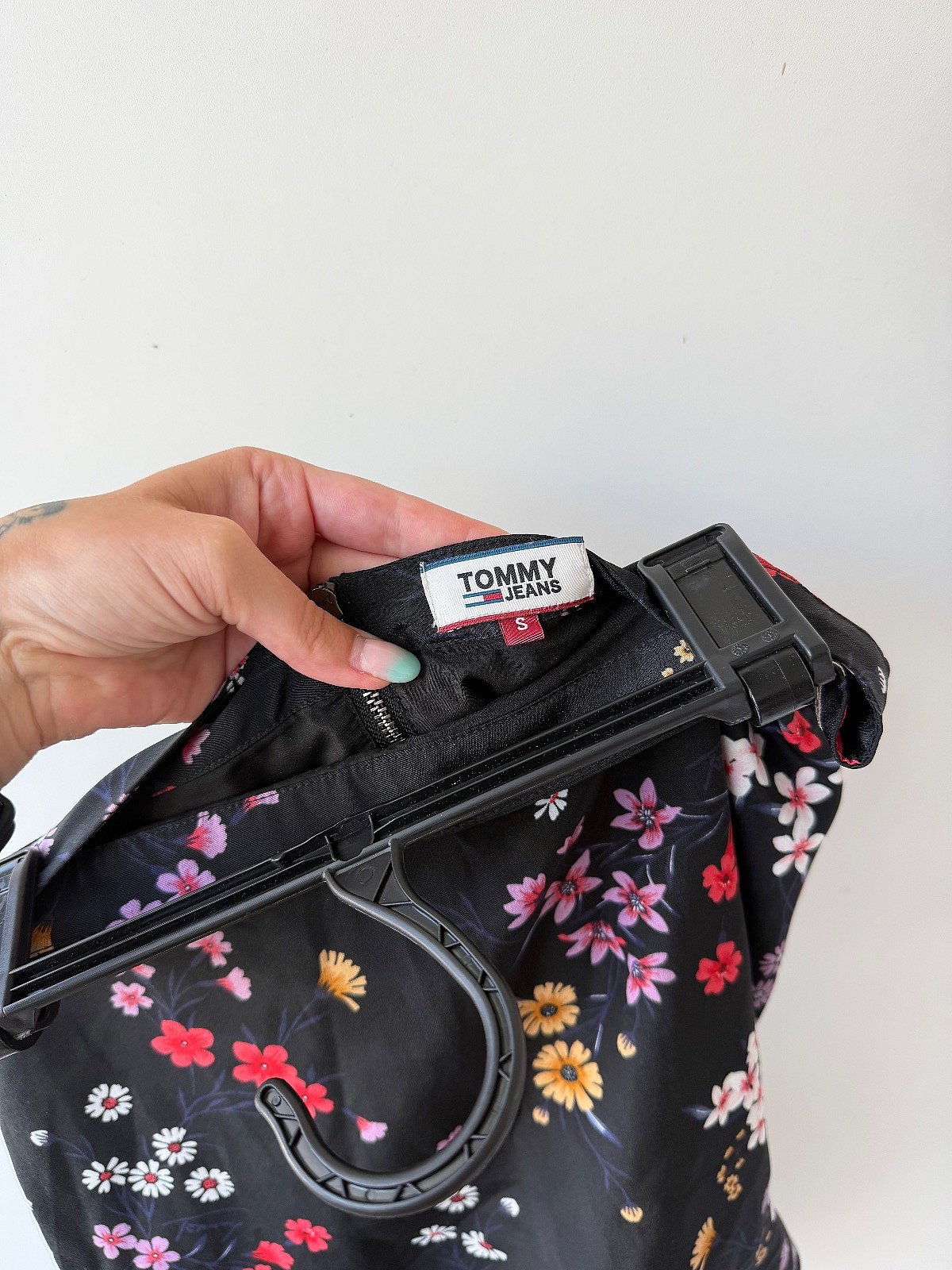 Falda con estampado floral de Tommy Jeans - photo 3