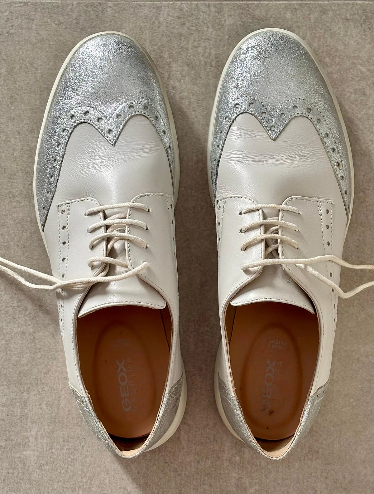 Zapatos brogue Geox de cuero blanco y plateado - photo 2