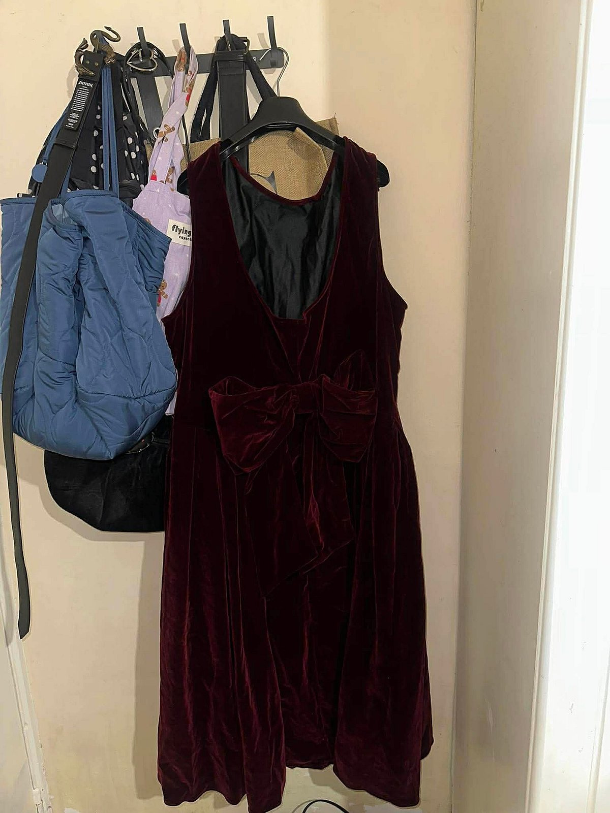 Vestido burdeos con lazo en la espalda de terciopelo. Curvas. Por favor, comprueba las medidas.  - photo 2