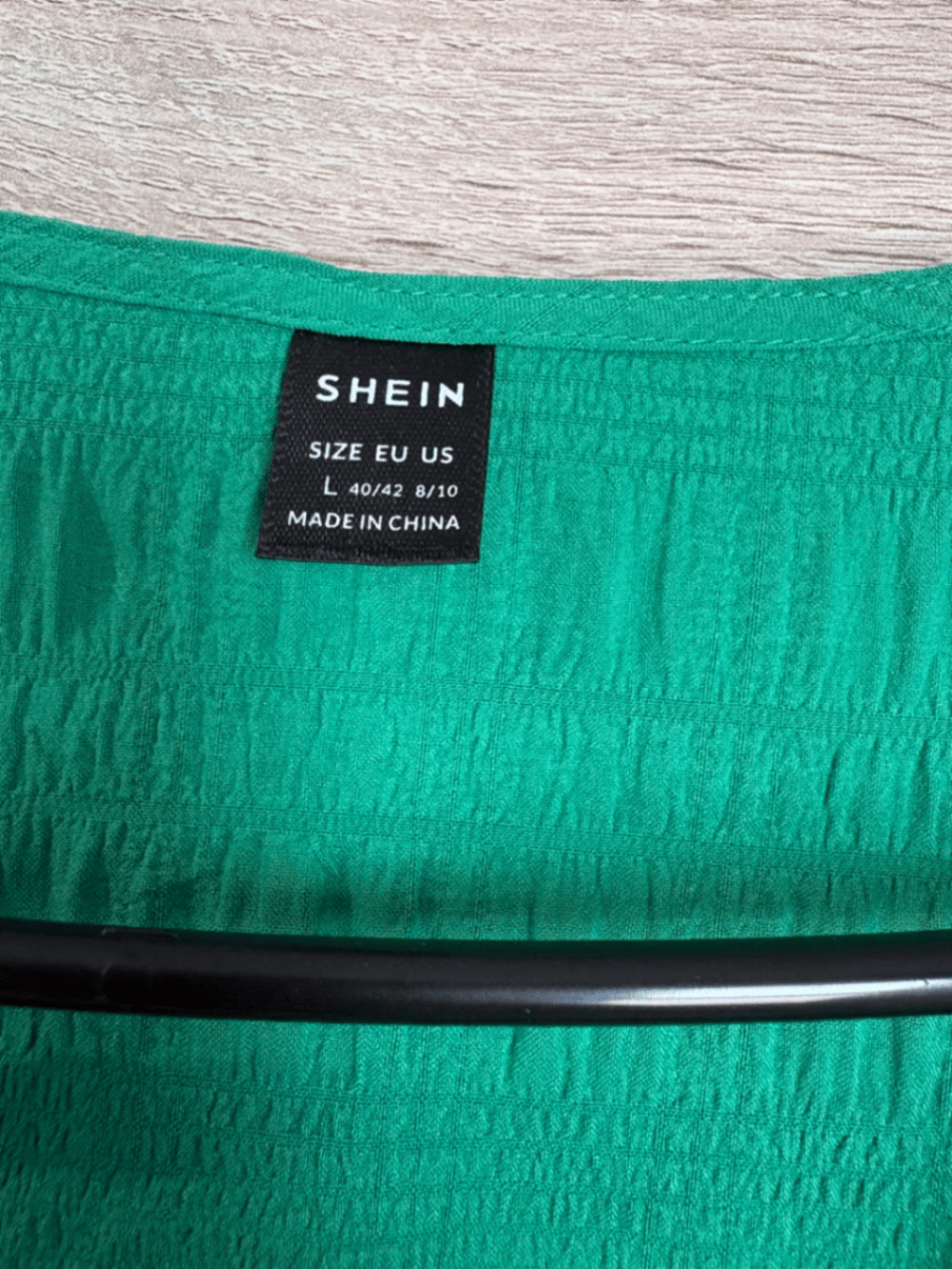 Vestido verde con textura y aberturas - photo 3