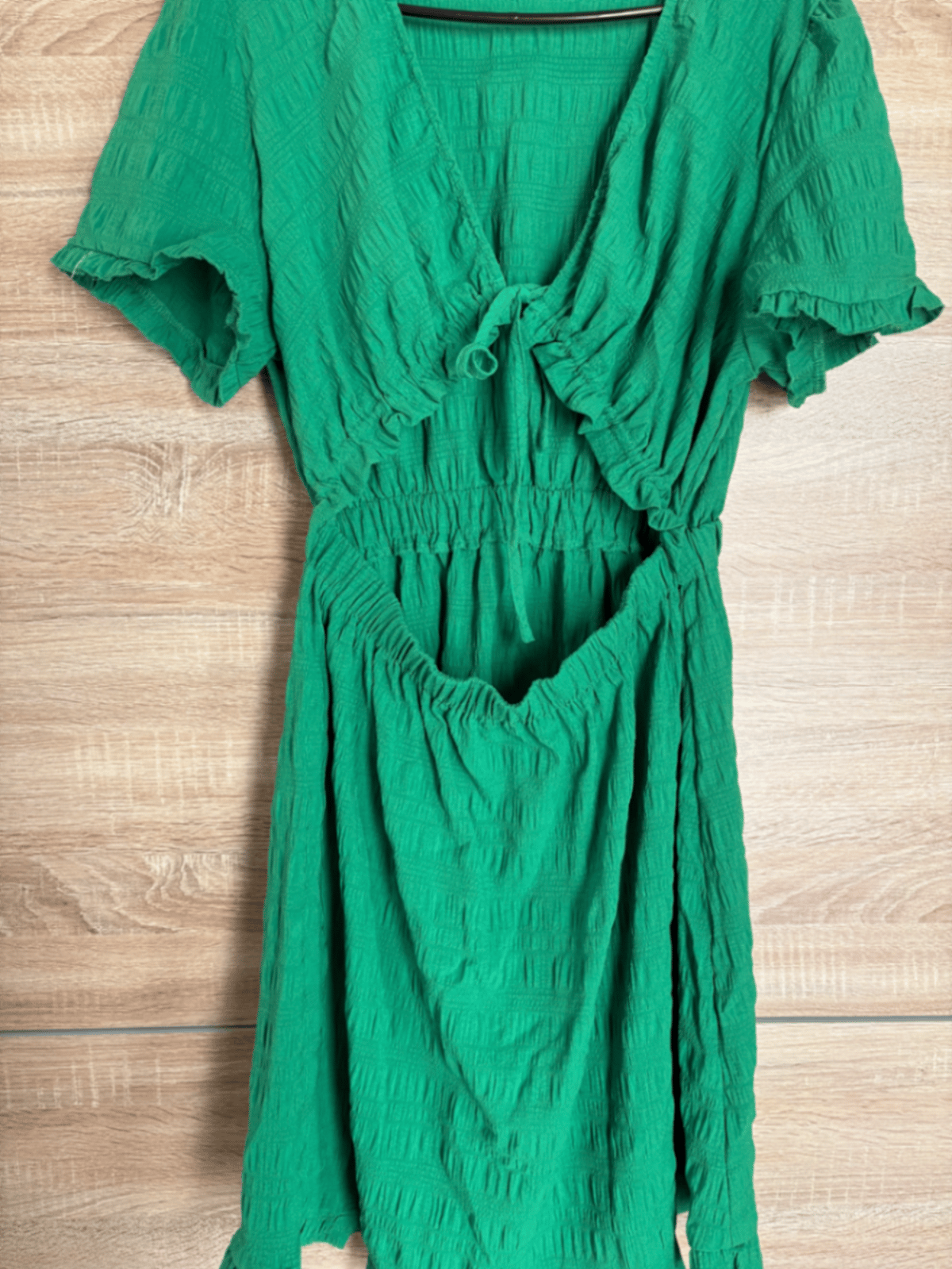 Vestido verde con textura y aberturas - photo 2