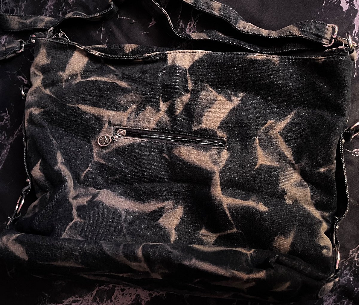 Borsa capiente con borchie in stile mimetico  - photo 2