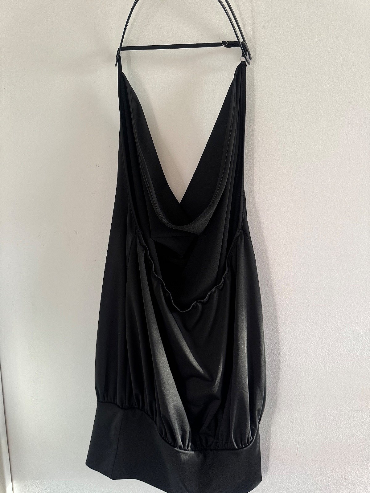 Vestido preto com decote halter e corte drapeado - photo 2