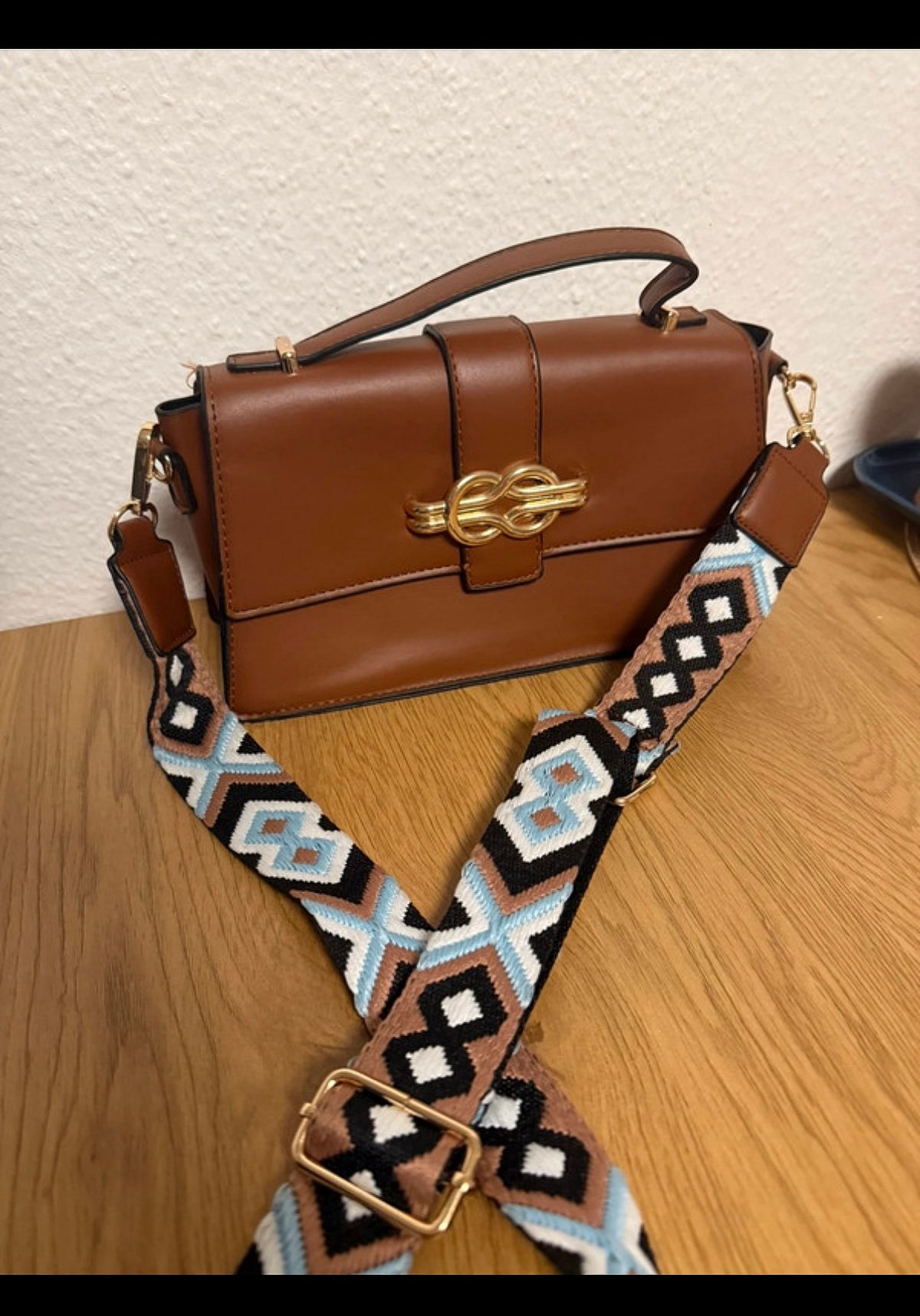 Bolso nuevo de color tostado con correa estampada - photo 2