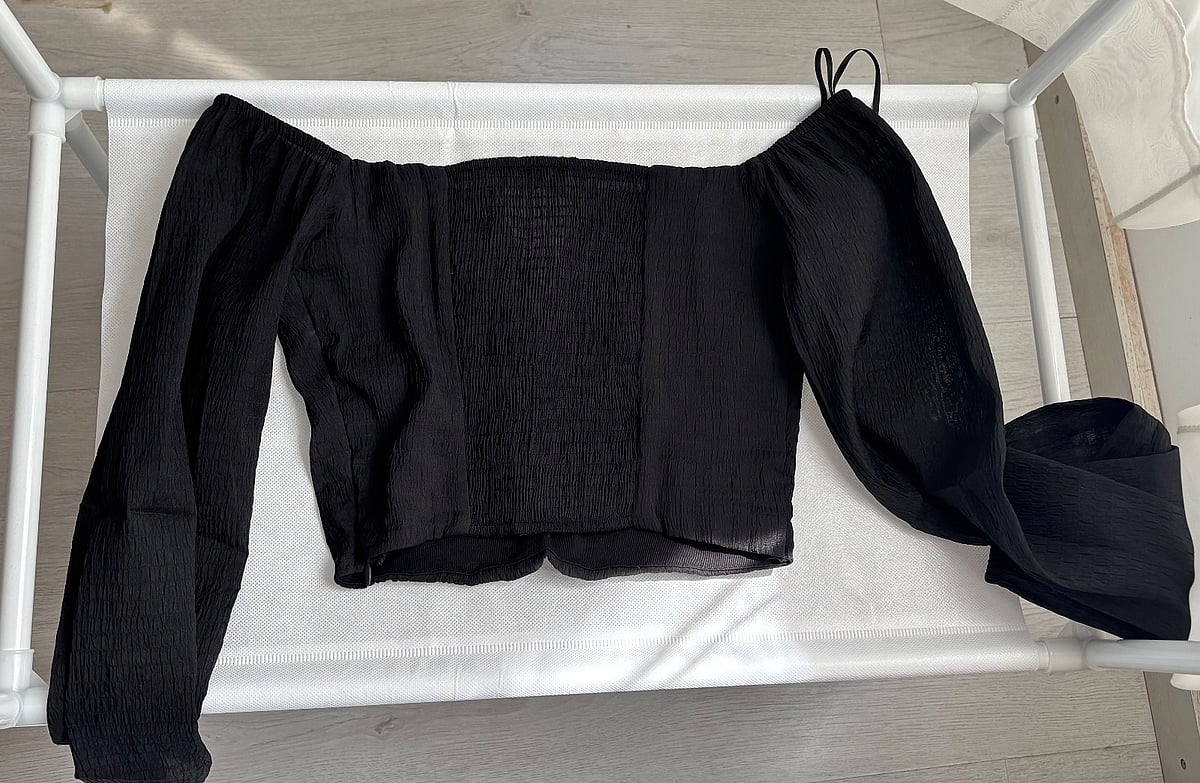 Top iswed Bershka b'ispallejn miftuħa u mqaxxar - photo 2