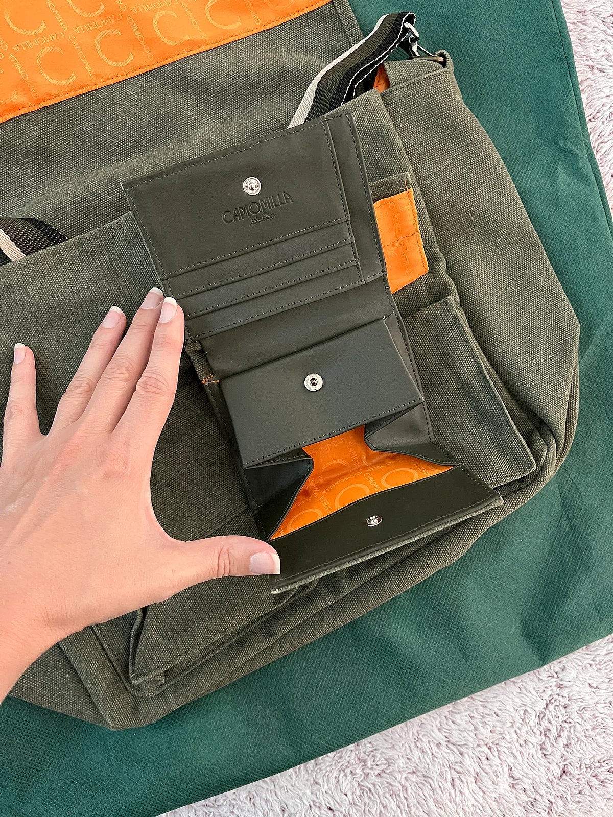 Set composto da borsa a tracolla e portafoglio Camomilla - photo 3